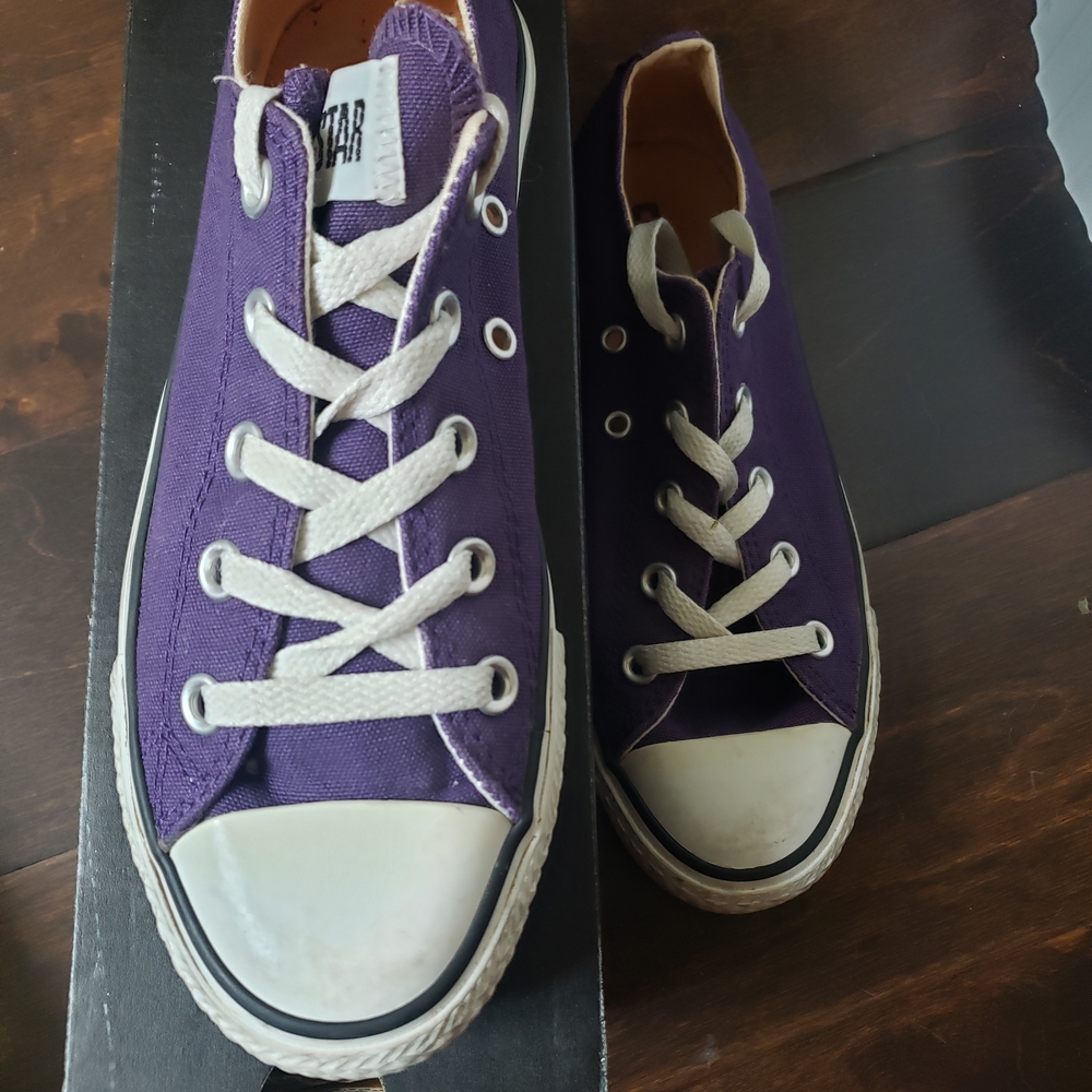 Classic Converse Purple Canvas Low-Top Sneakers with White Laces.LikeNew, In Box